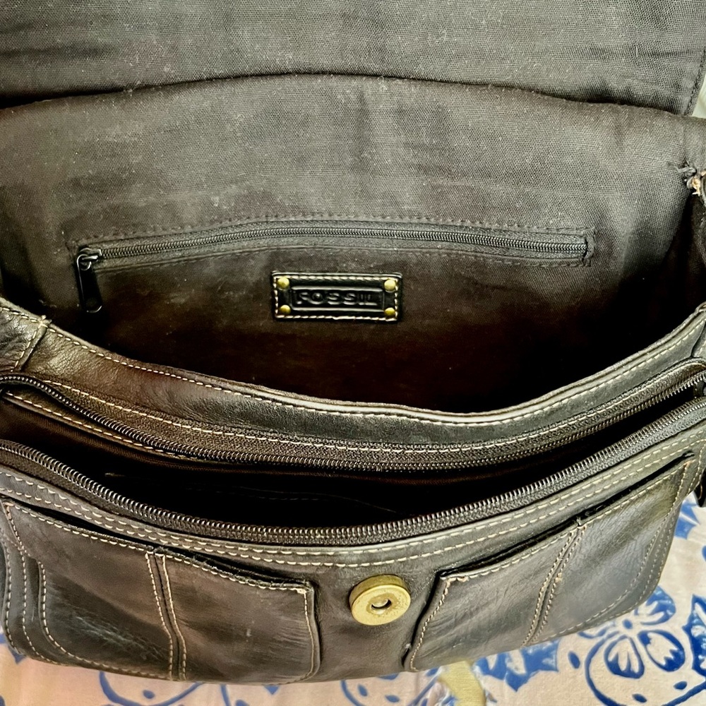 Black Fossil shoulder bag. medium size. good condition